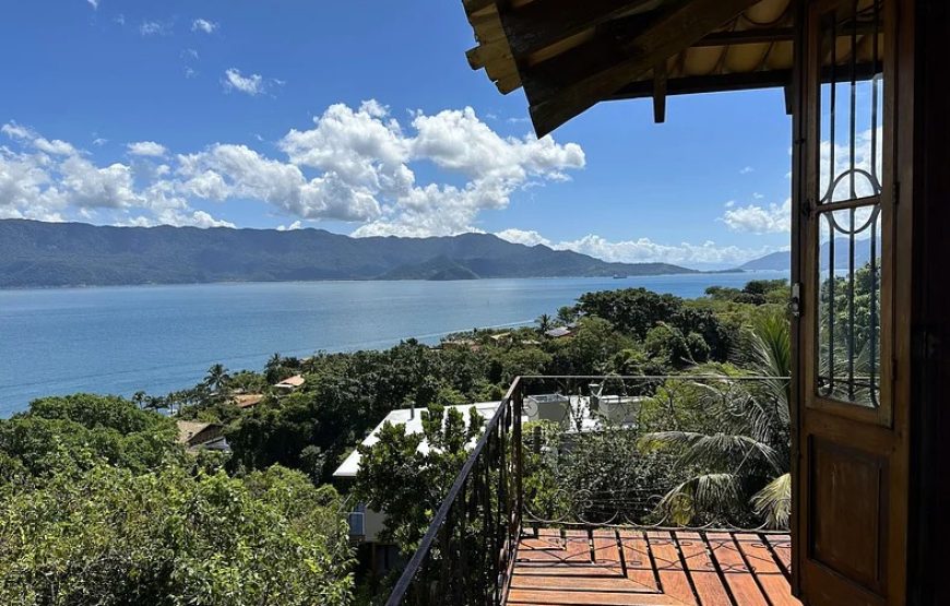 Localizada ao Sul da ilha, no Ponta da Sela, condomínio com quadras de tênis e poliesportiva