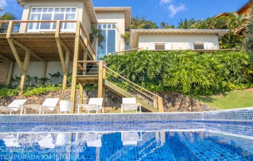 Casa é luxuosa e moderna, com vista maravilhosa para o mar.