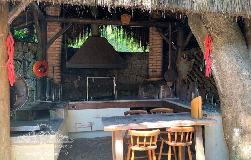 Casa na Praia da Armação, pé na areia em Ihabela.