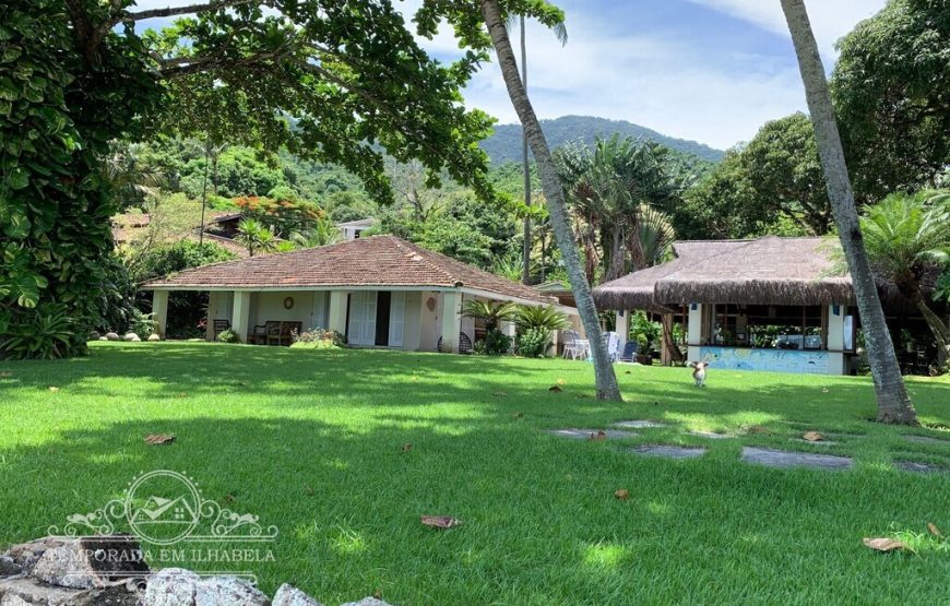 Casa na Praia da Armação, pé na areia em Ihabela.